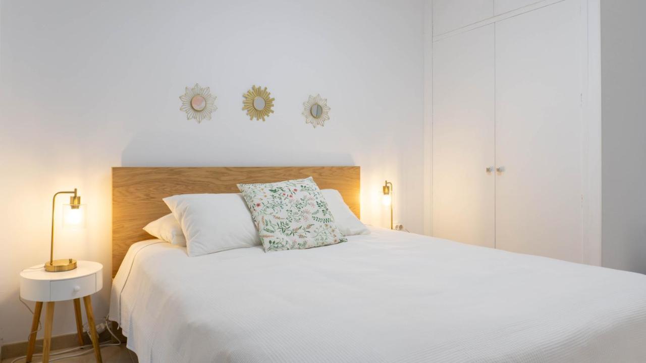 Apartment Caleta Beach Малага Экстерьер фото