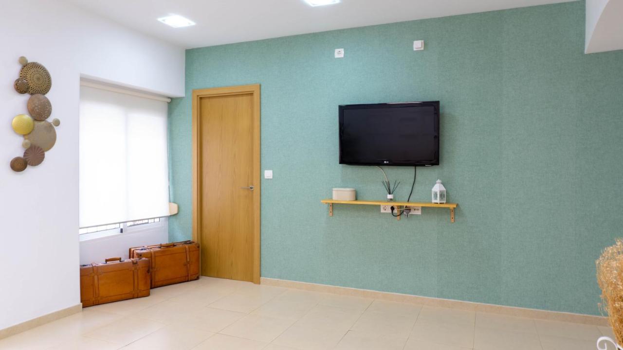 Apartment Caleta Beach Малага Экстерьер фото
